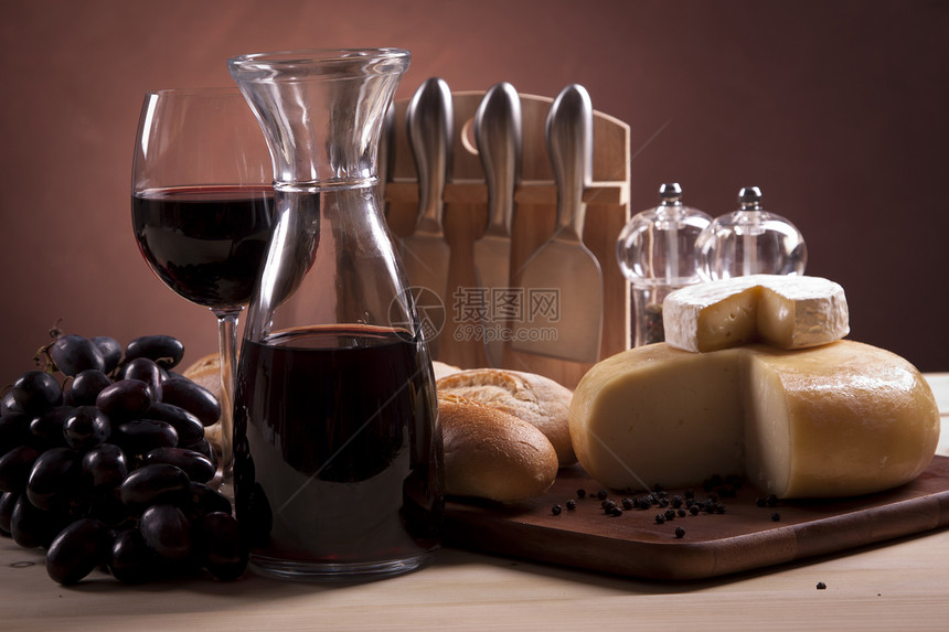 奶酪和葡萄酒配制玻璃农场食物木板奶制品饮料桌子美食胡椒木头图片