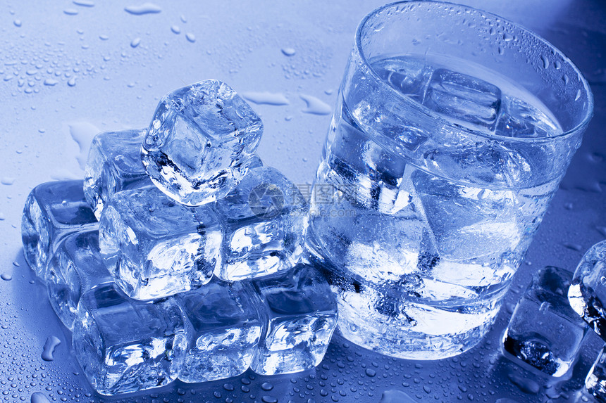 冰晶立方体水晶寒冷寒意蓝色水滴冰块冰箱液体图片