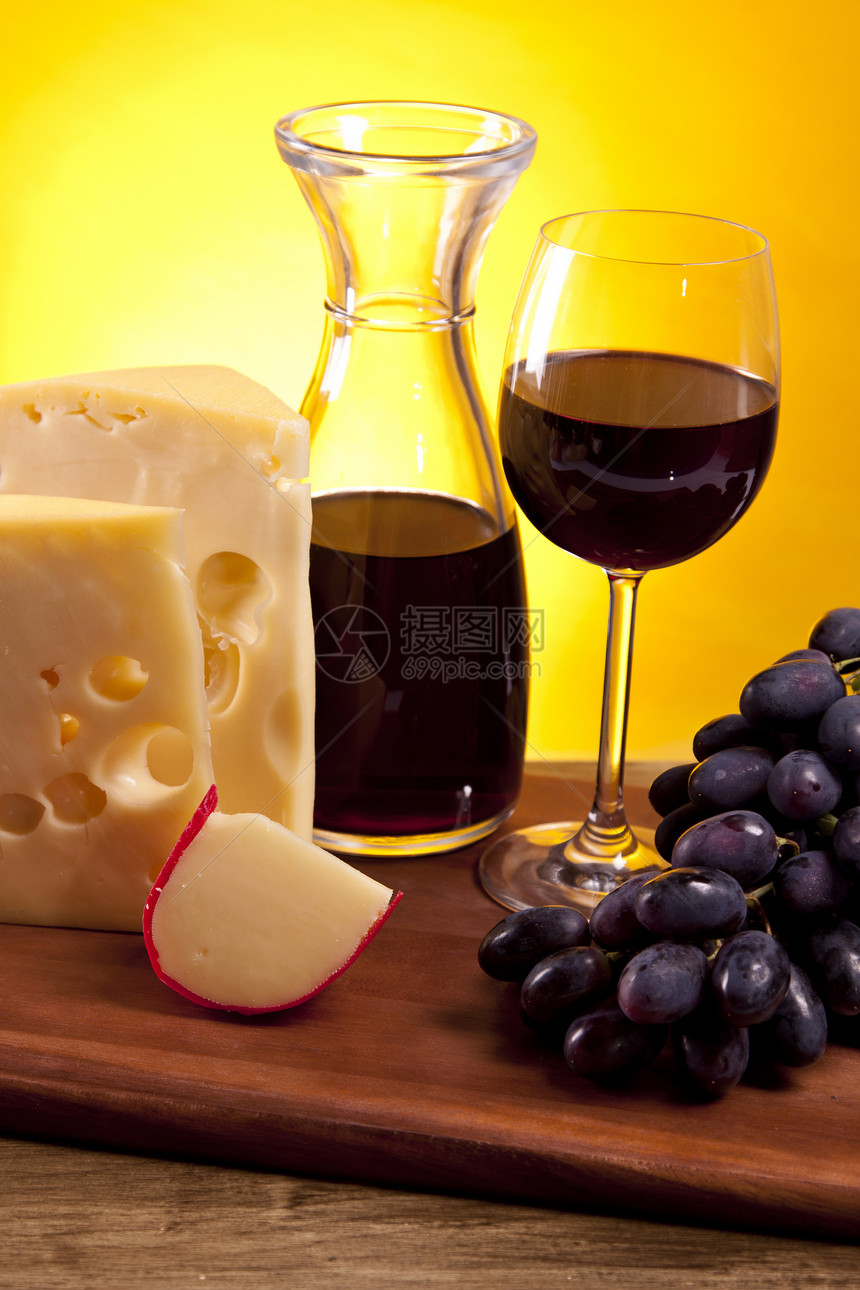奶酪和葡萄酒配制木头瓶子美食白色农场玻璃饮料奶制品木板食物图片