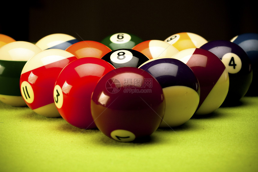 绿桌上的池球游戏黑色挑战行动台球夹子乐趣俱乐部水池圆圈竞赛图片