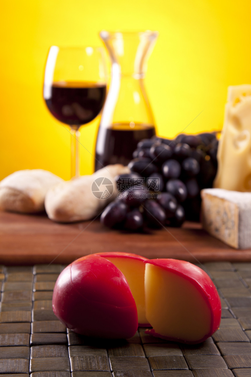 奶酪和葡萄酒配制美食奶制品木头盘子多样性小吃食物饮料木板玻璃图片