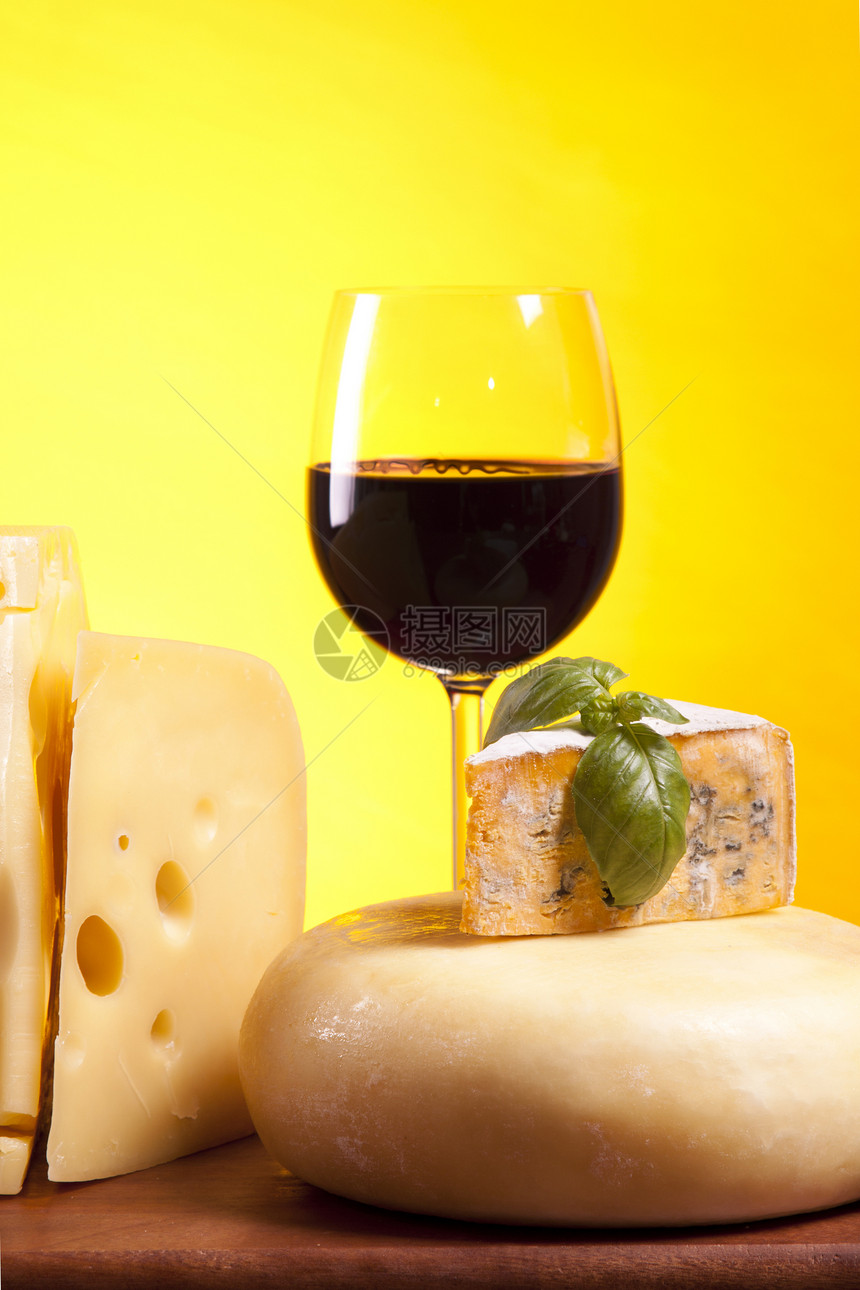 奶酪和葡萄酒配制桌子多样性饮料木头食物盘子小吃木板瓶子作品图片