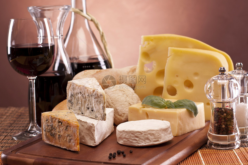 奶酪和葡萄酒配制玻璃牛奶小吃食物饮料团体农场午餐木板瓶子图片