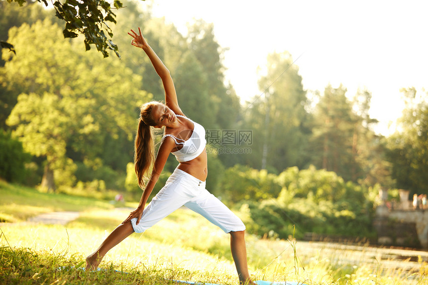 瑜伽女孩女士平衡微笑专注活力公园饮食女性姿势图片