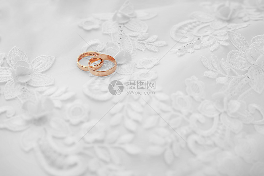 白裙子上的金结婚戒指图片