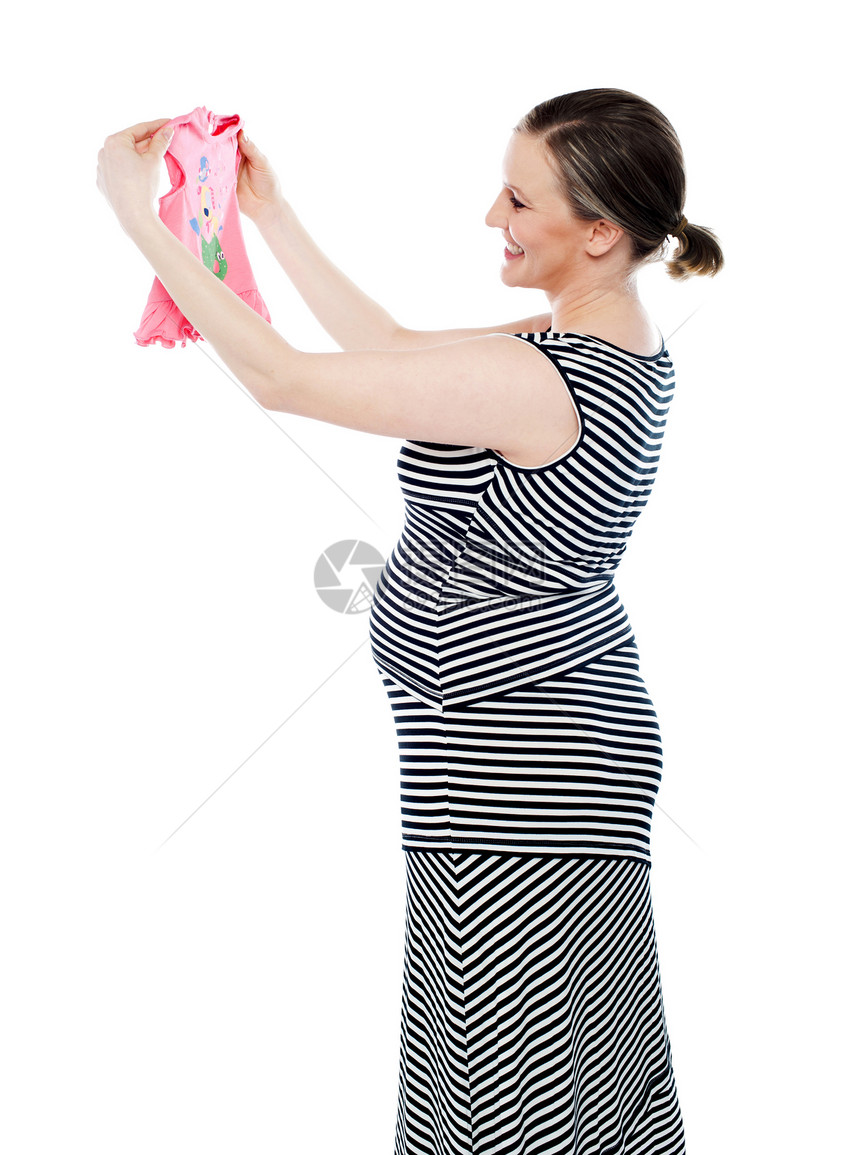 孕妇看着婴儿布 欢欣可乐图片