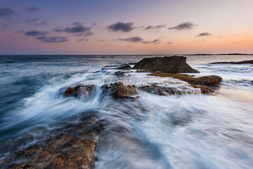 岩石上的波浪天空海岸海滩攻击流动海浪支撑图片