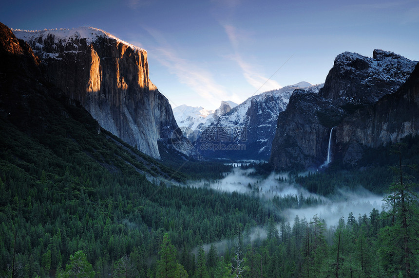 日出时的Yosemite悬崖图片