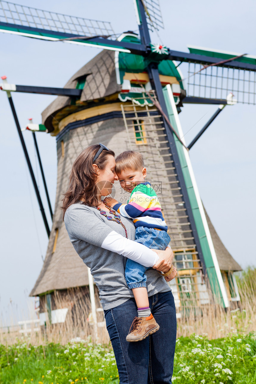 荷兰母亲和儿子在荷兰季节父母建筑生态翅膀童年历史性活力男生建筑学图片