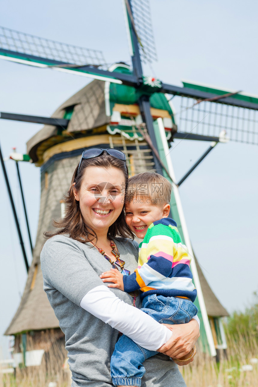 荷兰母亲和儿子在荷兰国家家庭空气婴儿男生历史性翅膀妈妈天空风车图片