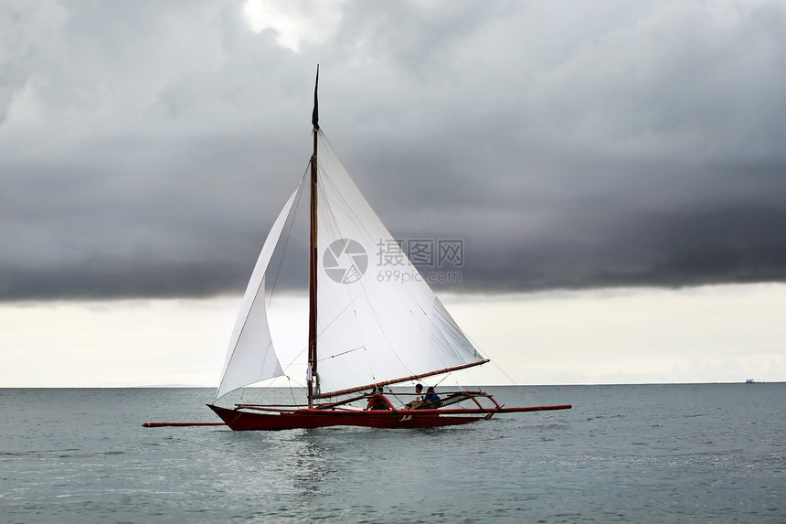 孤单的海上船海岸线海浪运输天空热带呼吸管异国支撑假期渔夫图片