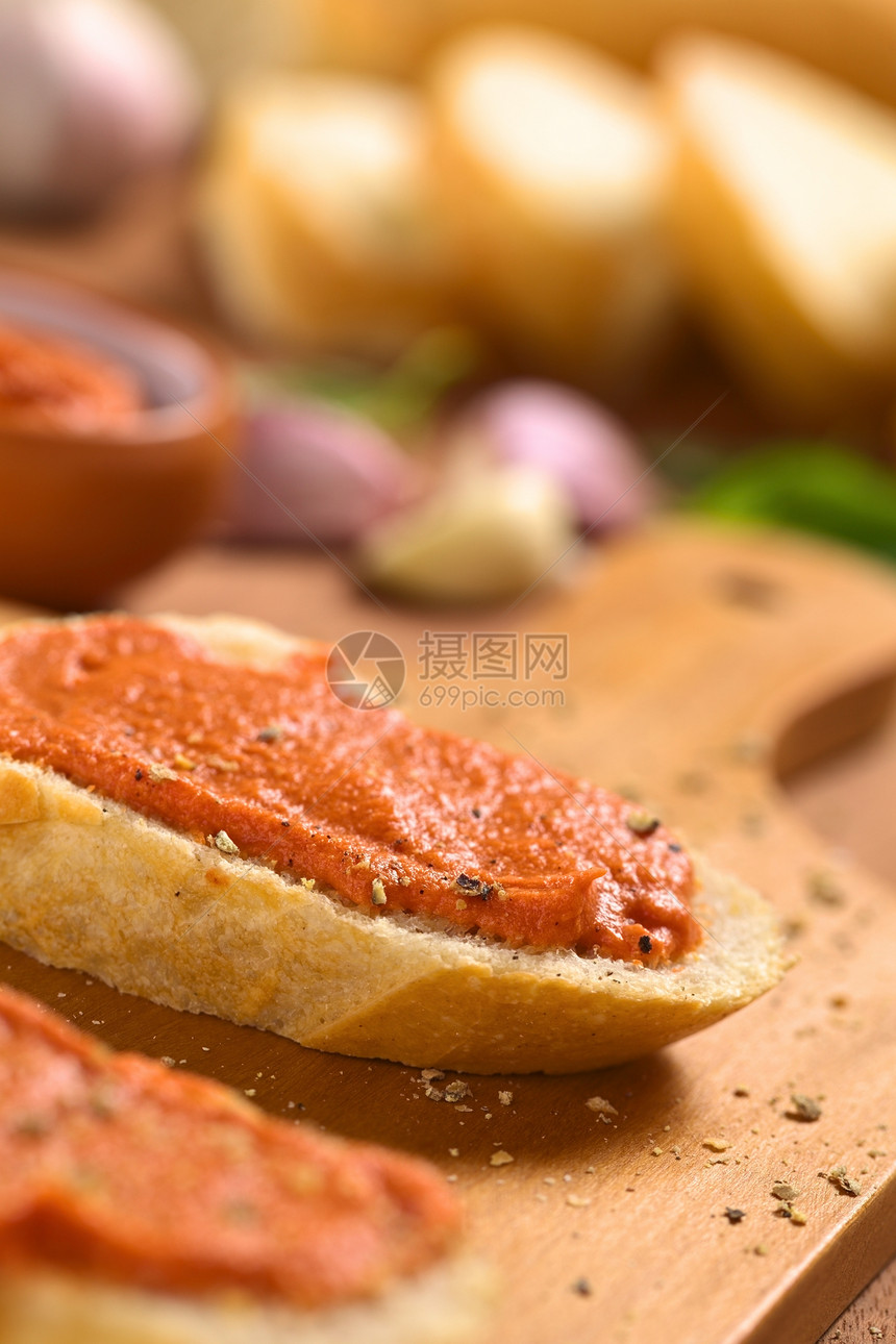 Baguette上的番茄布片扩散点心胡椒黄油蔬菜香料早餐营养盘子小吃调味品图片