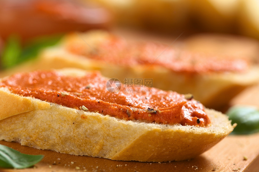 Baguette上的番茄布片扩散奶油早餐蔬菜调味品黄油食物营养点心香料奶油状图片