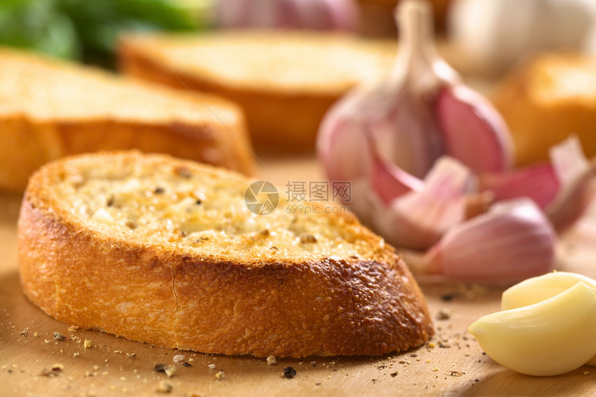 Bruschetta与大蒜和辣椒点心营养香料午餐起动机小吃烹饪面包盘子食物图片