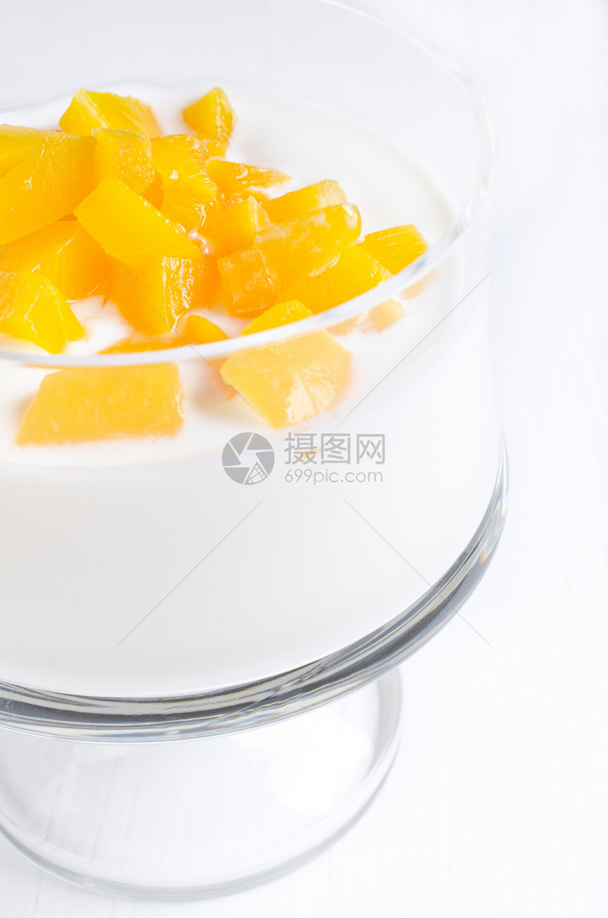 在玻璃碗里加桃子的酸奶图片