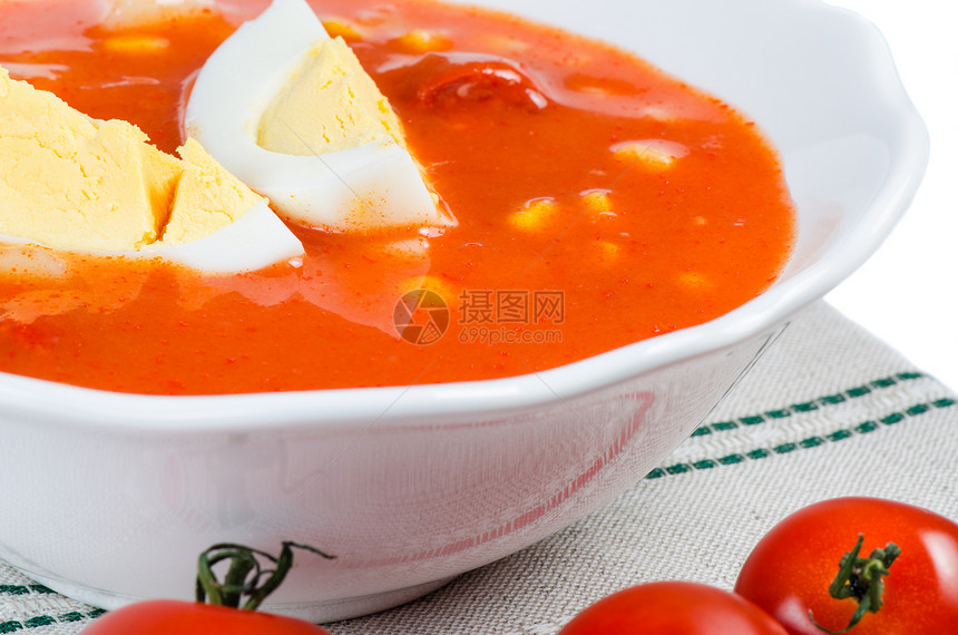 餐桌布上用白碗鸡蛋煮番茄汤图片
