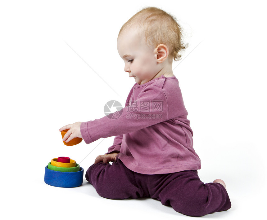 与多彩玩具区玩耍的幼儿黄色积木蓝色橙子婴儿儿童红色绿色白色图片
