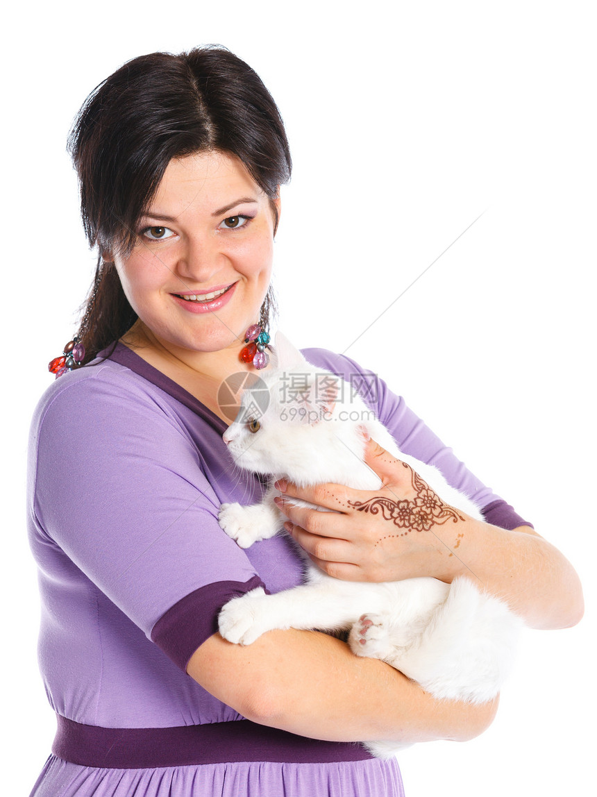 年轻女人抓着白猫朋友医生娃娃夫妻关爱胡须拥抱宠物小猫感情图片
