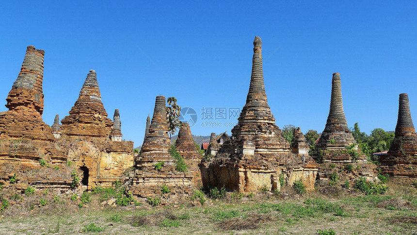 缅甸的佛教塔台公园旅游宗教历史性风景建筑团体蓝色旅行天空图片