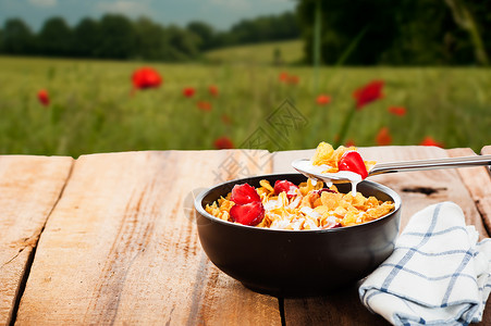 有牛奶和草莓的谷物 当室外拍摄时薄片福利水果小吃桌子营养玉米片玉米饮食奶制品背景图片