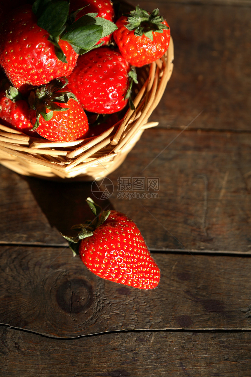 森林上的草莓饮食木头柳条水果园艺甜点浆果健康饮食农业生活方式图片
