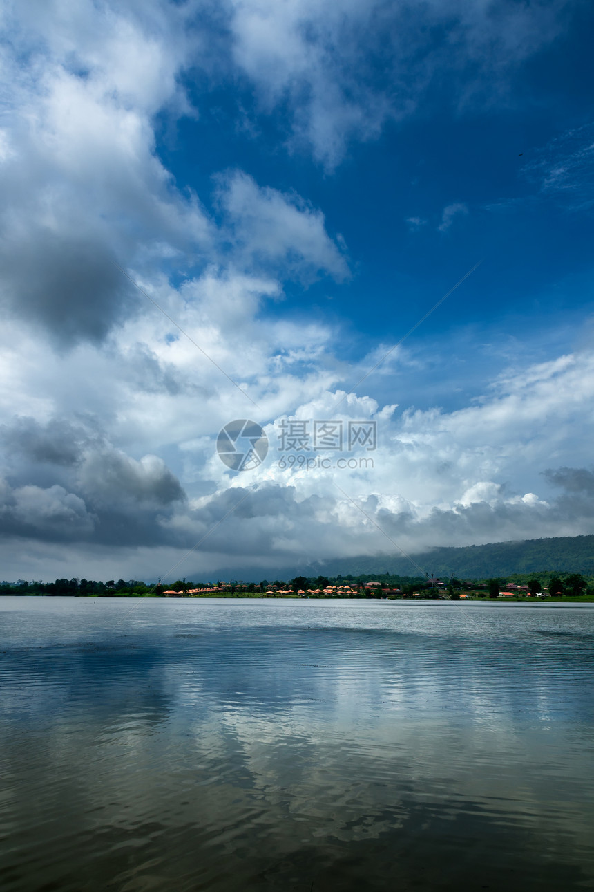 云在天空中反射波浪风景白色图片