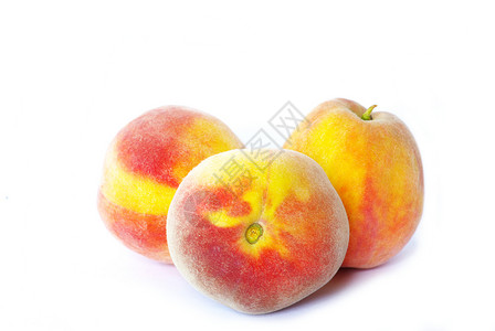 三个桃子红色黄色营养白色橙子水果背景图片