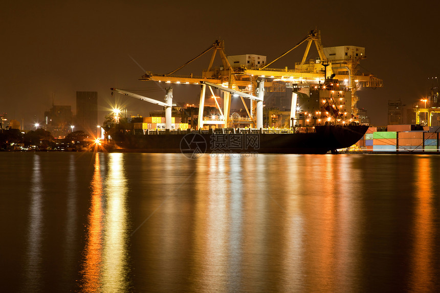 夜间造船港图片