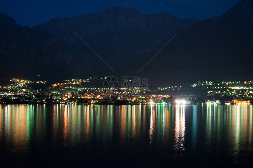 夜间Como湖的村庄城市游客公园蓝色海岸支撑别墅天空建筑学图片