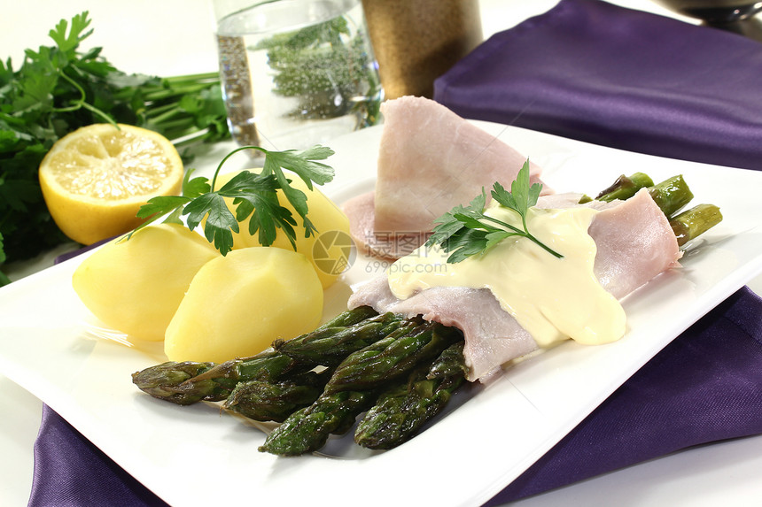Asparagus 配有荷兰豆酱和煮火腿设置香菜蔬菜皇家套餐草药食物餐巾纸地方桌面图片