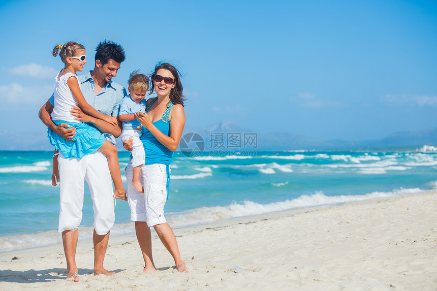家庭在热带海滩玩乐女性父母乐趣海洋爸爸男生海岸线妈妈喜悦海滨图片