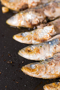 烤沙丁鱼海鲜食物烹饪背景图片