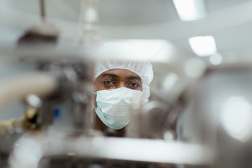 生物技术工业男研究者检查设备男科学面具微生物学医院化学技术员疫苗植物实验室职业图片