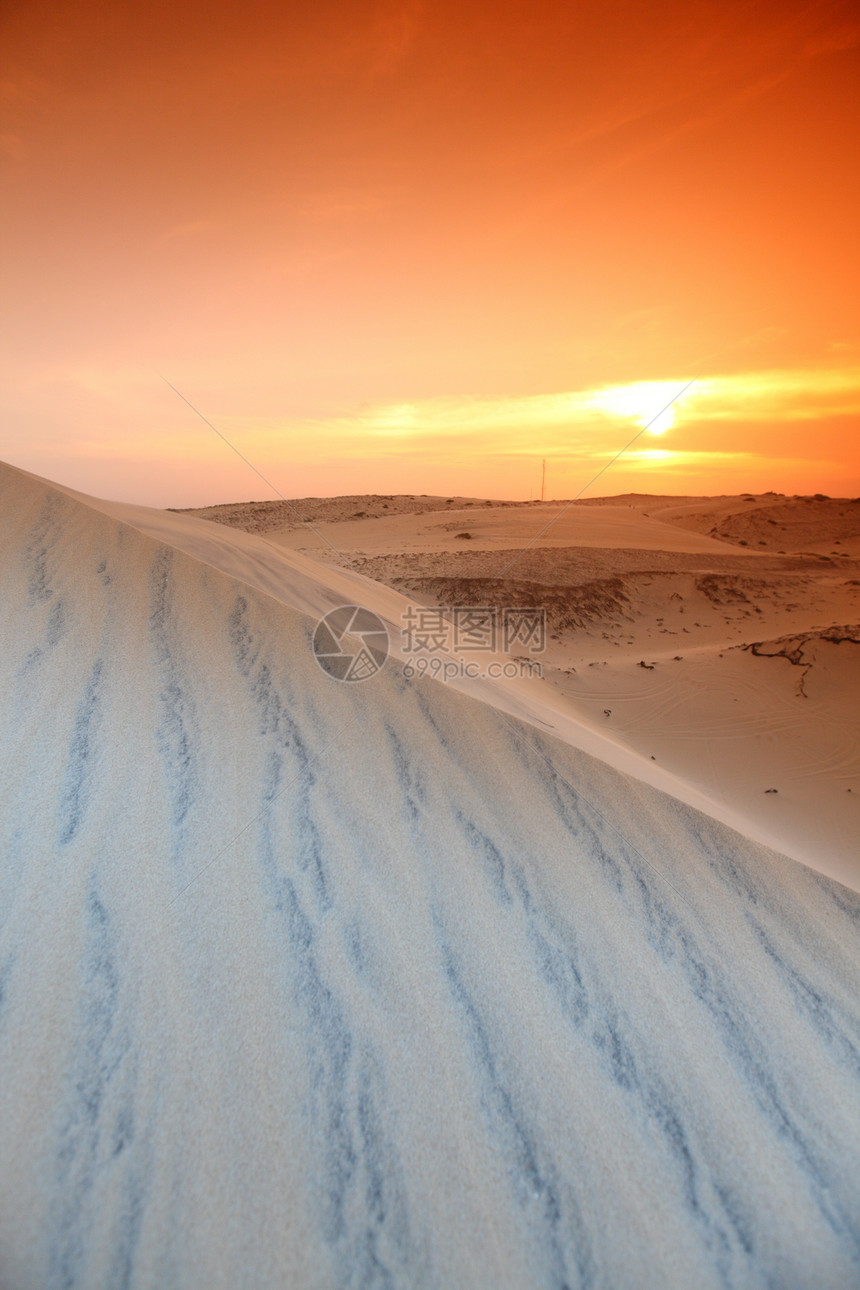 沙漠地区地形全景沙漠橙子晴天日落游客勘探旅行沙丘图片