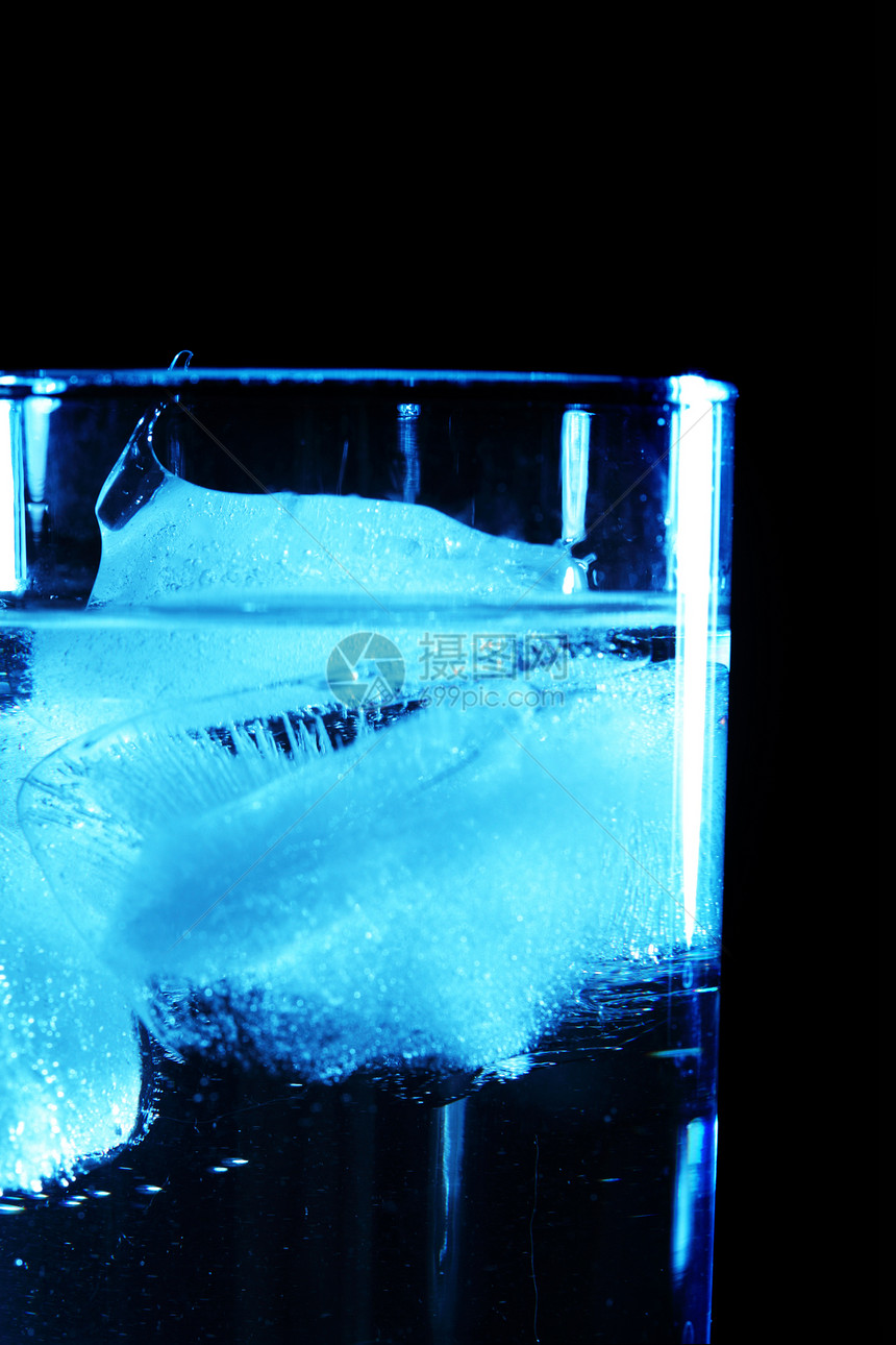 冷饮冰块饮料正方形冻结果汁冷藏反射宏观蓝色气泡图片