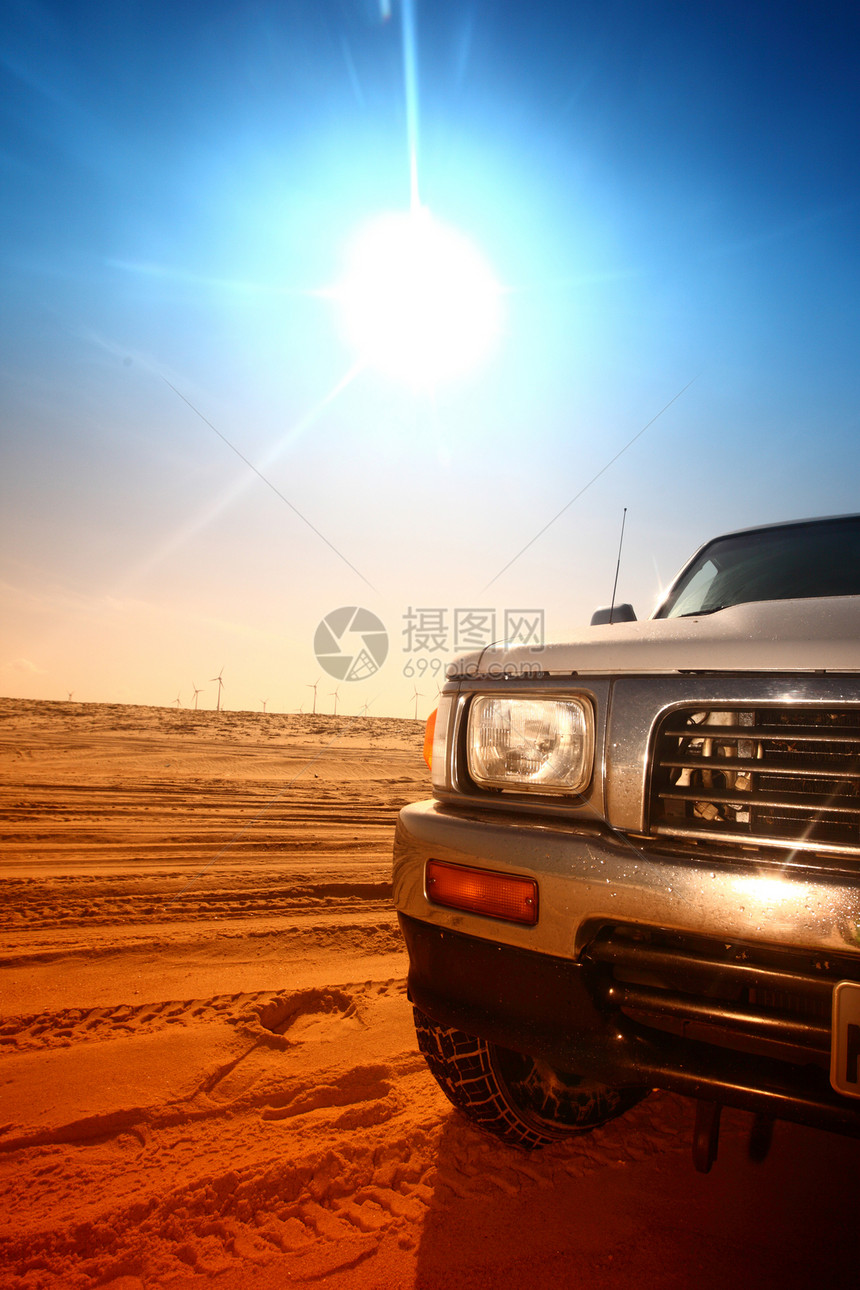 沙漠卡车土地车轮晴天旅行乐趣蓝色车辆地平线运输公用事业图片