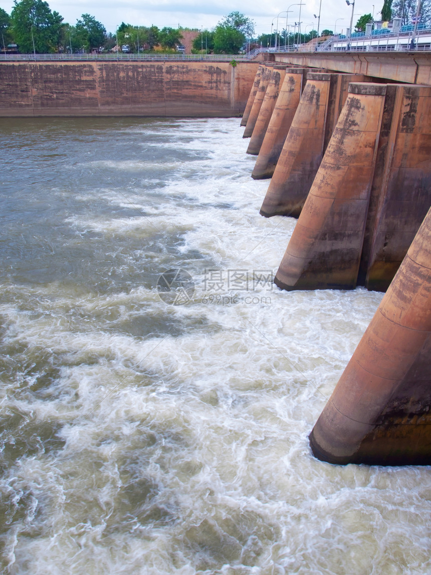 Mae Klong大坝激流场景民众水路水闸工程环境通道克隆美功图片
