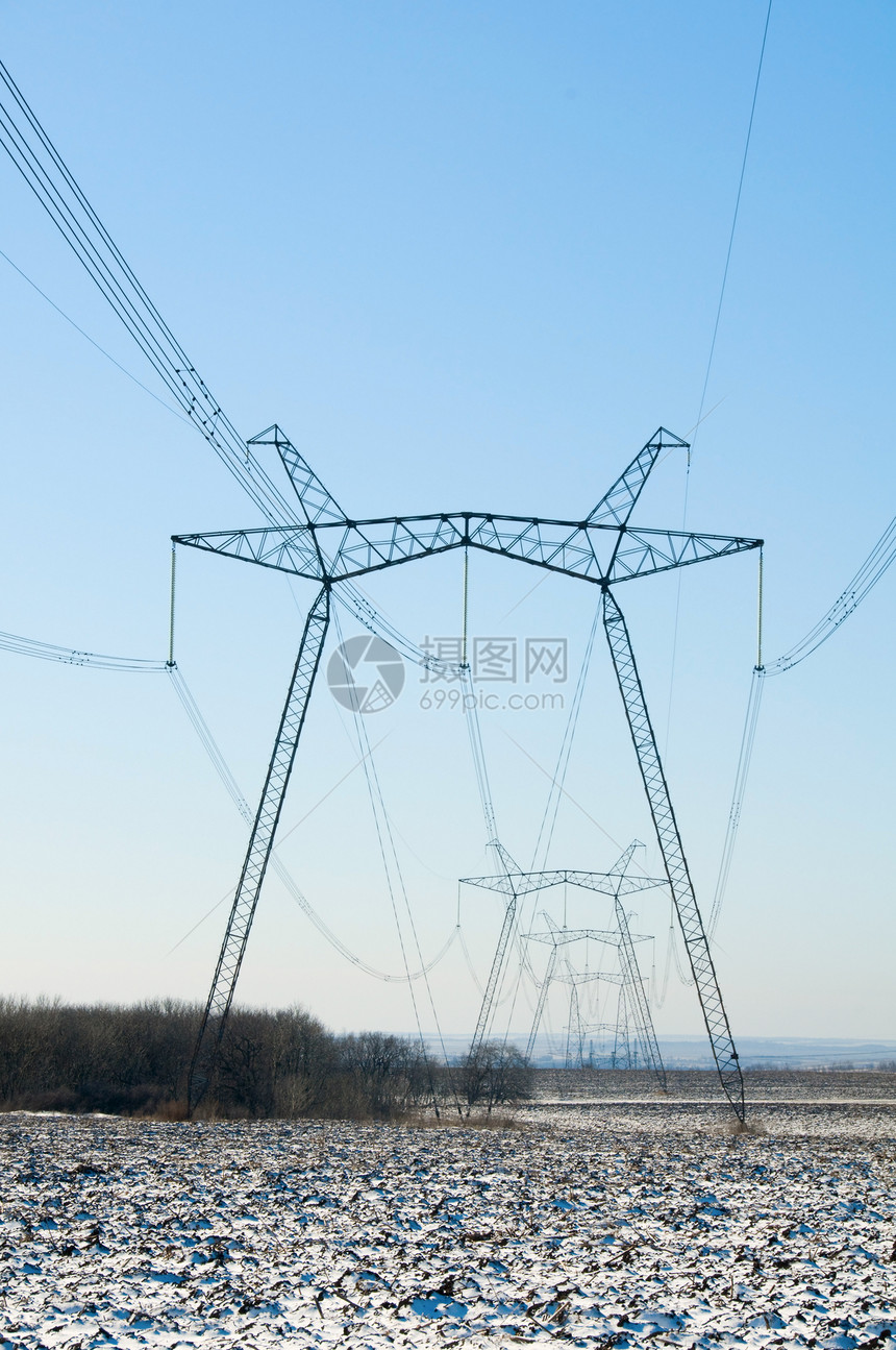 冬季田地电塔线路线燃料金属活力发电机场地倾斜电压蓝色工程团体图片