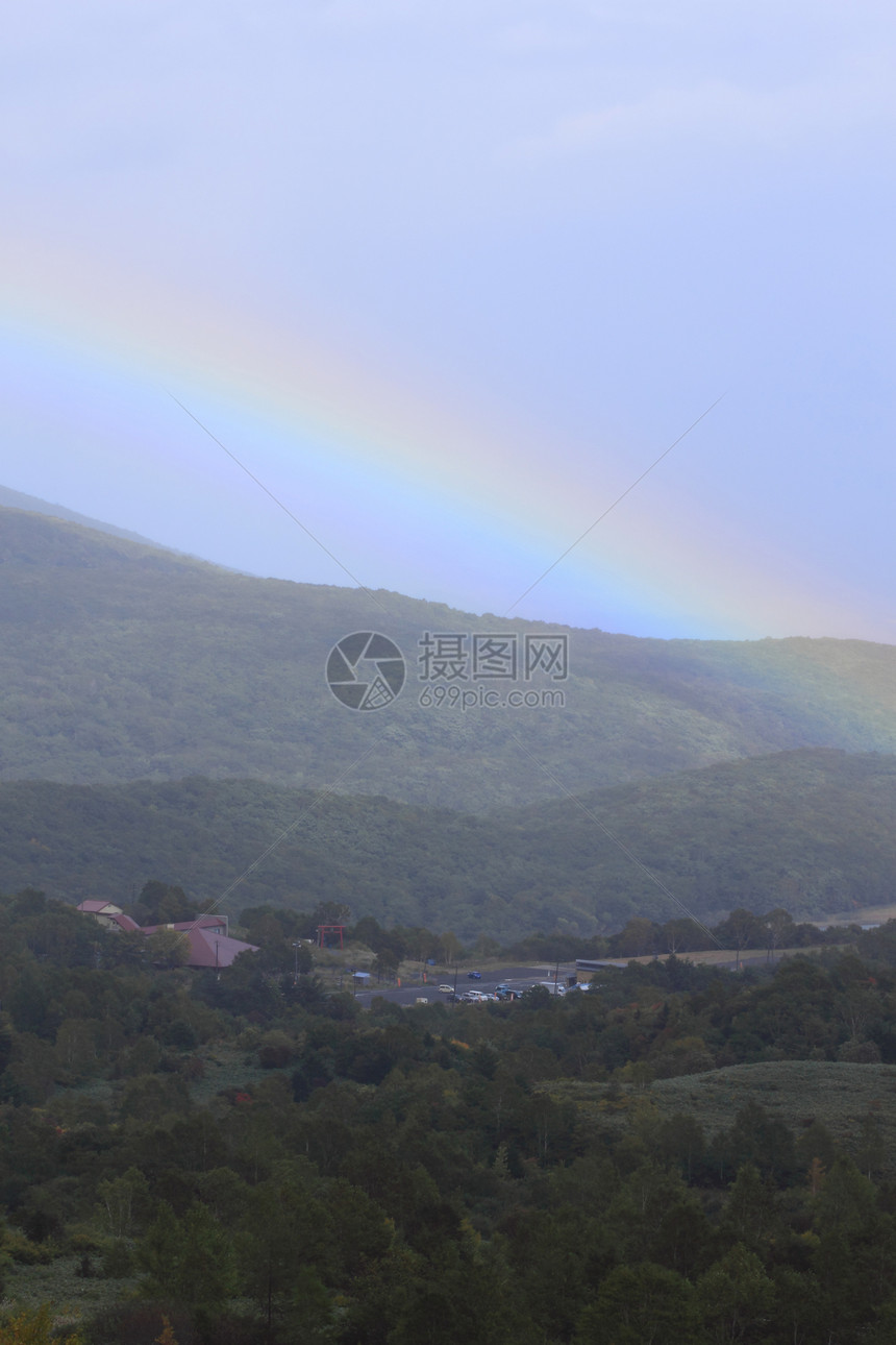 彩虹和多彩的叶子地平线旅游黄色植物季节性木头森林树叶图片