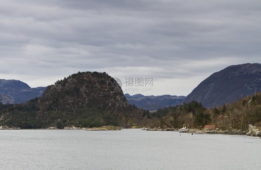 北南的风景  峡湾的海岸线爬坡海洋乡村农村天空建筑针叶树城市房子岩石图片