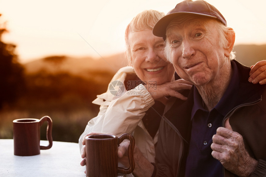 在日落时爱恋老年夫妇图片