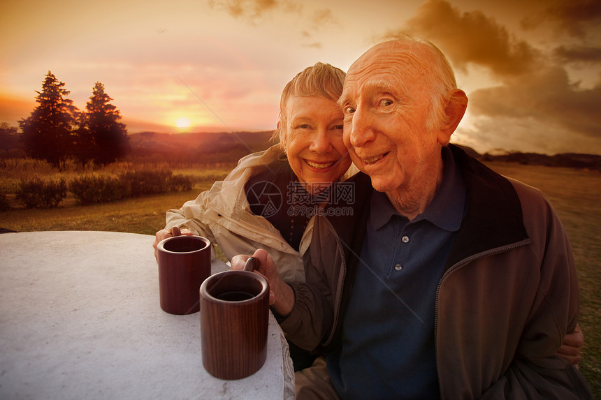 在日落快乐的老夫妇图片