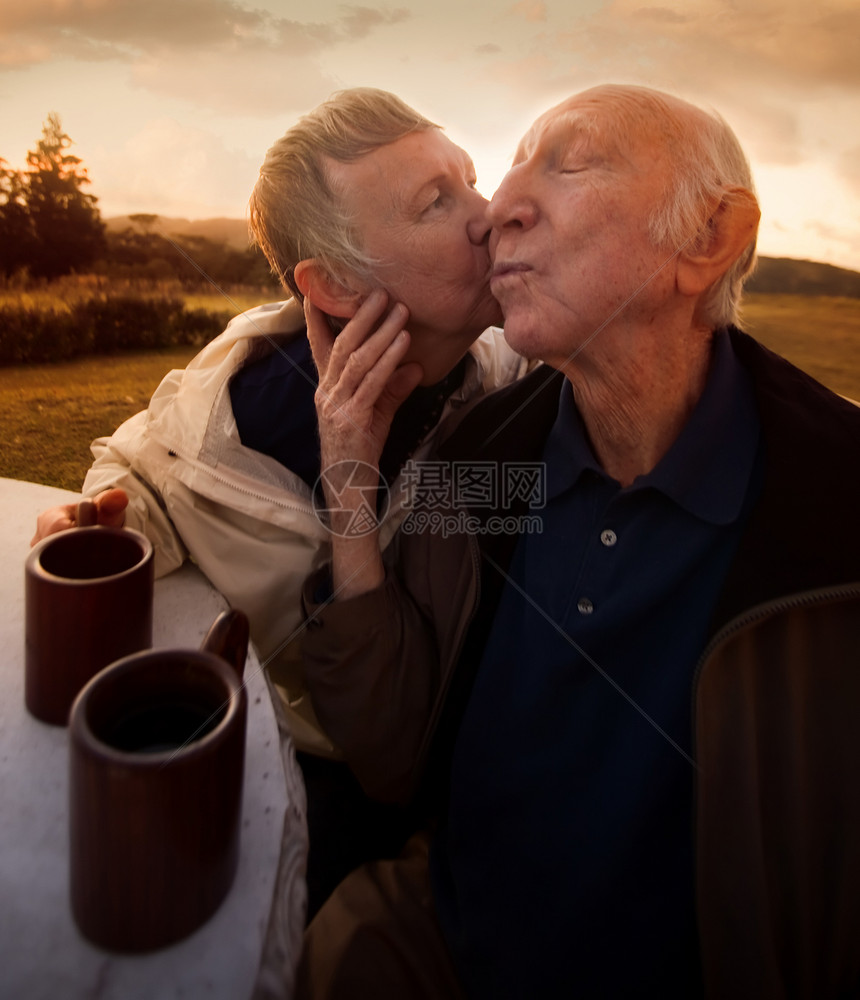 老年夫妇亲吻女性快乐成人亲热男性男人友谊祖父母祖母女士图片