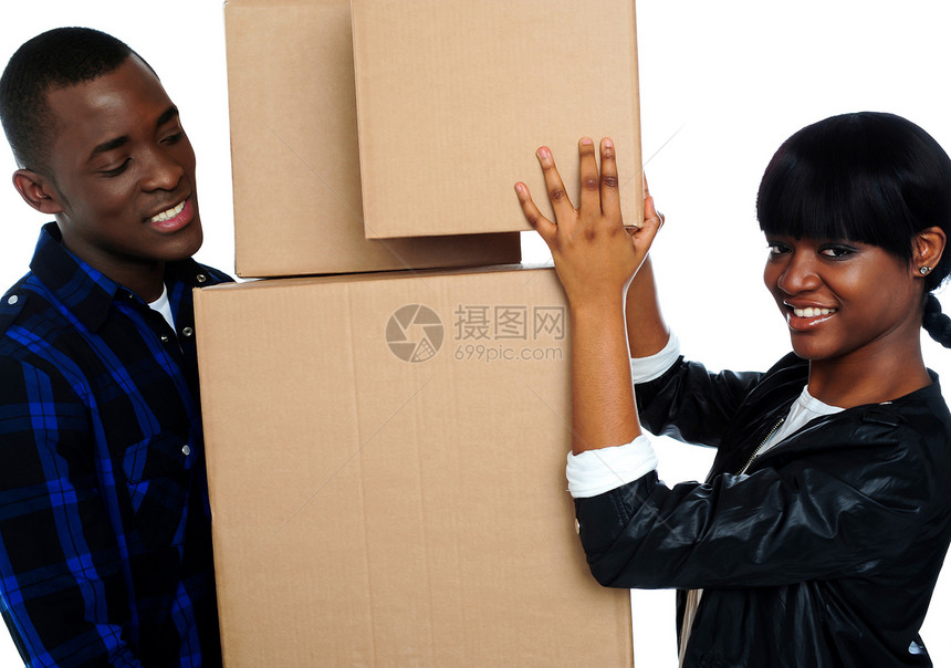 持有和移动箱子的年轻夫妇搬迁女士男朋友女孩男生女性幸福纸板男人恋人图片
