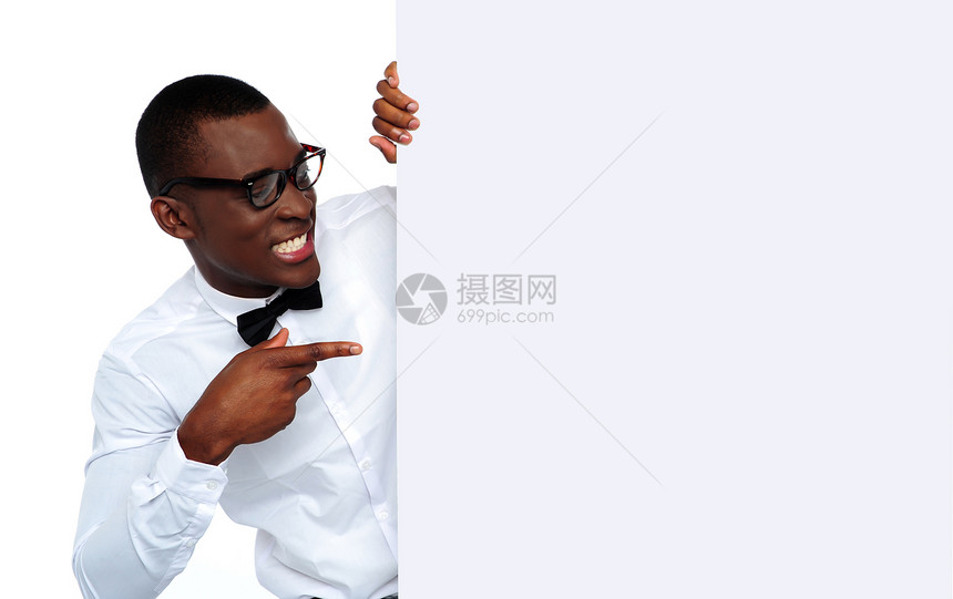 非洲青年男子指向空白的广告牌图片