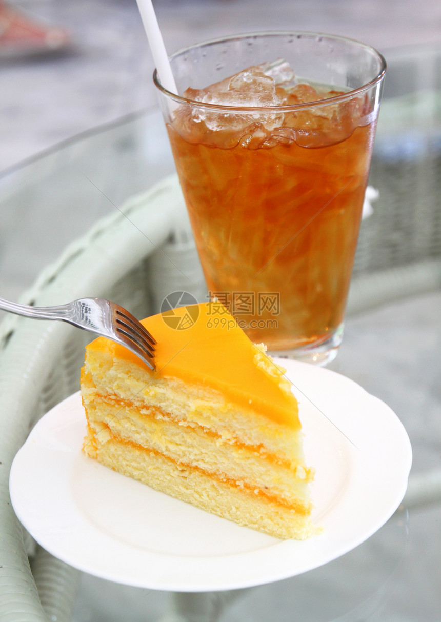 美味橙色蛋糕 加冰茶图片