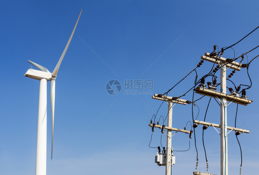 风力涡轮机和输电线路图片