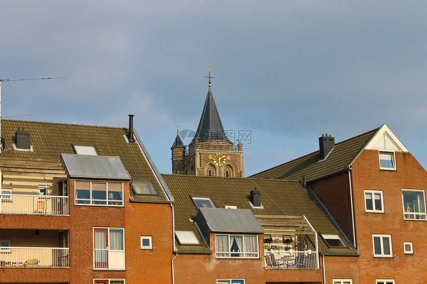 在教堂背景上现代建筑的外表 一座现代建筑图片