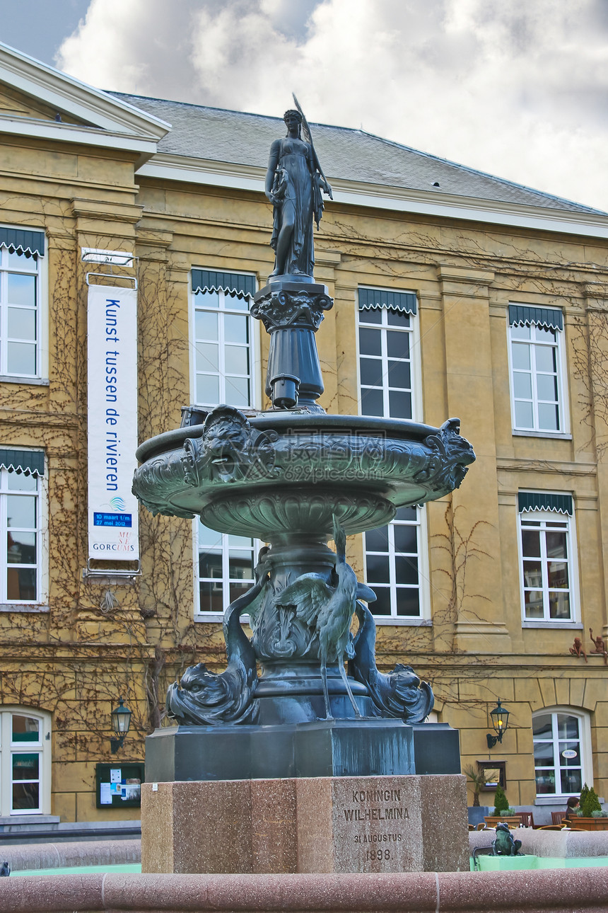 荷兰Gorinchem镇广场的喷泉图片