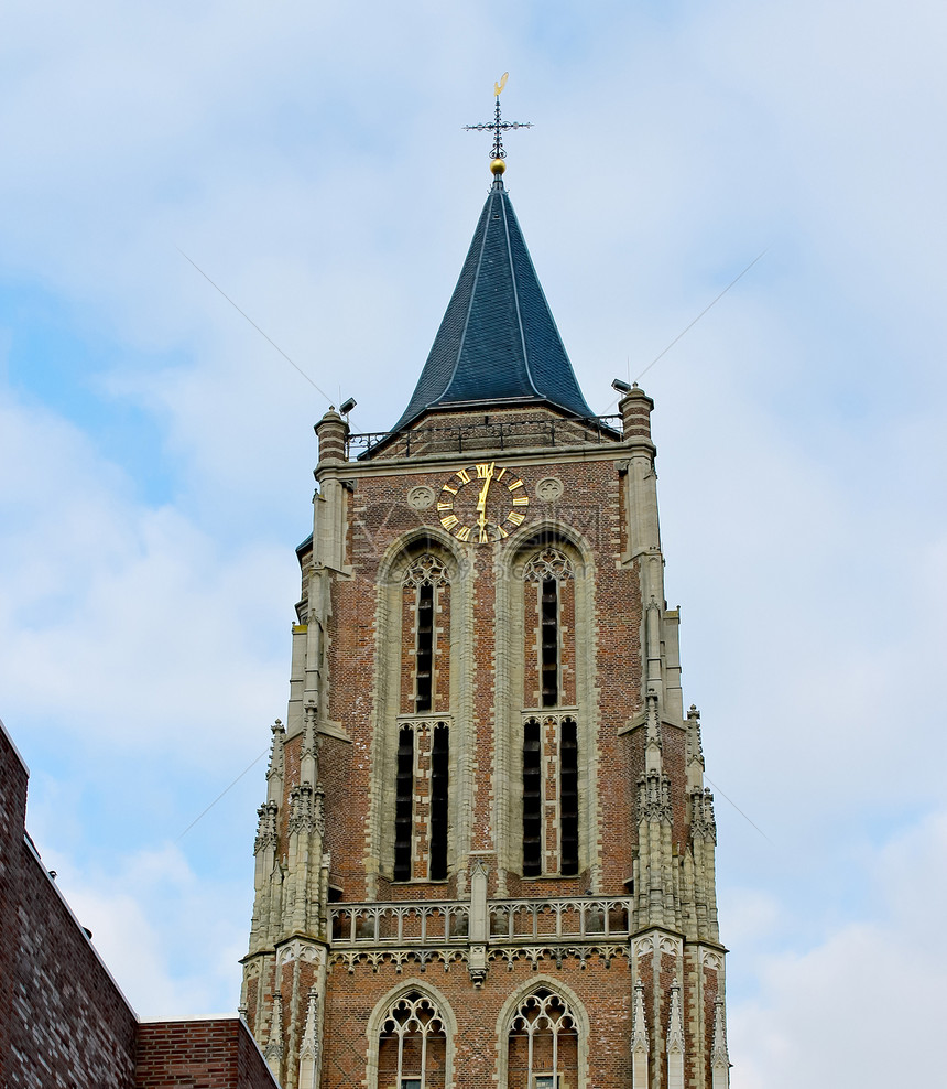 荷兰Gorinchem的旧教堂塔蓝色房子历史性新教观光景点地标天空游客建筑学图片